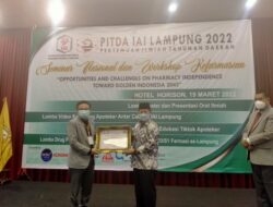 Cetuskan Program Puskesmas Ada Apoteker, Herman HN Raih Penghargaan IAI