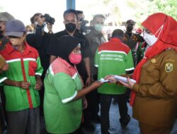 Walikota Eva Serahkan Bantuan ke-1000 Tenaga Kebersihan