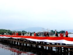 DPC PDI-Perjuangan Kibarkan Merah Putih 77 Meter di Pulau Pasaran