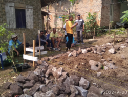 Politisi Demokrat Santuni Korban Banjir di Kedaung
