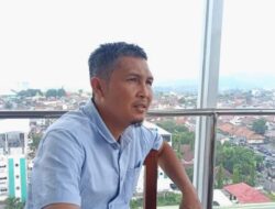 Relawan Jarum Pena Nanda-Anton Gerak Cepat Bantu Korban Kecelakaan