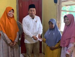Ketua Fraksi PKS Berikan Hadiah kepada Pemenang Video Terbaik Hari Ibu