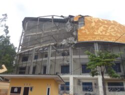 Tiba-Tiba Logo Siger Depan Kantor DPRD Pesawaran Ambruk