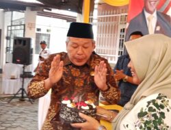 Meriah PIP-WK Ketua DPD Golkar Yuhadi Disambut Kue Tart Ulang Tahun