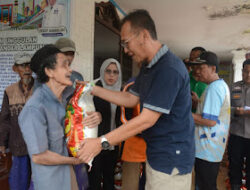 Pemkot Bandarlampung Serahkan Bantuan Beras untuk Korban Banjir di Kecamatan TBT
