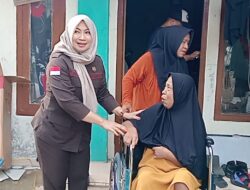 Uluran Tangan Darmawan Dewi Mayang Suri Ibu Rohaya Tersenyum Di Atas Kursi Roda