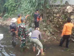 Peduli Kebersihan Lingkungan Babinsa Kaliawi Bersama Warga Gerebek Sungai