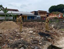 Caplok Aset Pemkot dan Picu Banjir Bengkel Las Diratakan Alat Berat