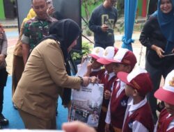 Walikota Bandarlampung Eva Dwiana Bagikan Sekolah Gratis ke 18.242 Siswa