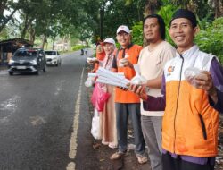 Berbagi Berkah Ramadhan, DPC PKS TBB Bagikan Takjil ke Warga dan Pengguna Jalan