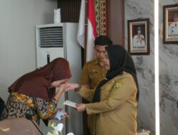 Walikota Bandarlampung Bunda Eva Salurkan Bantuan Rp283 juta dan Hadiah Umroh