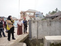 Walikota Eva Tinjau Aliran Sungai dan Gorong-gorong yang Tersumbat di Perumahan Pujangga Alam