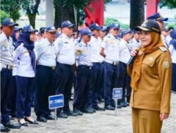 Bunda Eva Semangati Pasukan Dishub Standby di Jalan Layani Warga dengan Sepenuh Hati