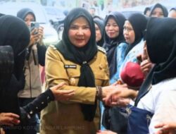 Walikota Eva Dwiana Serahkan Bantuan untuk Masjid Tawakkal Rp100 Juta