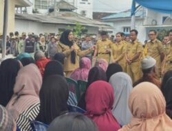 Walikota Eva Dwiana Berikan Bantuan Beras ke 43 Ribu Warga dan Janji Insentif RT Naik