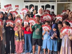 Bendahara DPC PDI-P Sri Ningsih Djamsari Bagikan Buku Karya Megawati Soekarnoputri ‘Anak Hebat untuk Indonesia Raya’