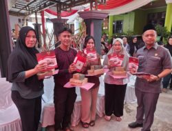 Ketua F-PDIP Endang Asnawi Bagikan Buku Karya Megawati, Tanamkan Semangat Pantang Menyerah untuk Generasi Muda