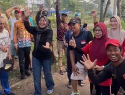 Srikandi PDI-P Sri Ningsih Gelar Giat Jumat Berkah Gotong Royong Bersama Warga dan Aparat Kelurahan Bersihkan Lingkungan