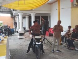 Sederhana, Mengendarai Sepeda Motor Matic Anggota DPRD Hi. Yuhadi Hadiri Sosialisasi PIP-WK