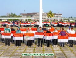 Pemkab Persisir Barat Gaungkan Semangat Nasionalisme Bagikan Bendera Merah Putih Jelang HUT RI Ke-81