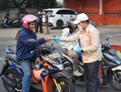 Antisipasi Dampak Abu Vulkanik, PKS Bandarlampung Bagikan Masker Gratis ke-Pengendara