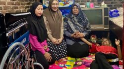 Bunda Sulis Bantu Kursi Roda untuk Nenek Parti di Langkapura