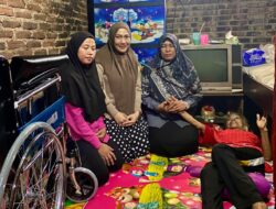 Bunda Sulis Bantu Kursi Roda untuk Nenek Parti di Langkapura