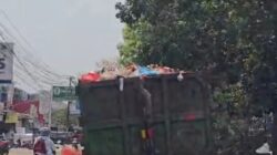 Truk Sampah Melaju Tanpa Penutup, Sampah Beterbangan Membahayakan Pengguna Jalan