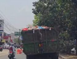 Truk Sampah Melaju Tanpa Penutup, Sampah Beterbangan Membahayakan Pengguna Jalan