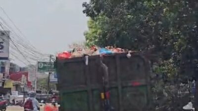 Truk Sampah Melaju Tanpa Penutup, Sampah Beterbangan Membahayakan Pengguna Jalan